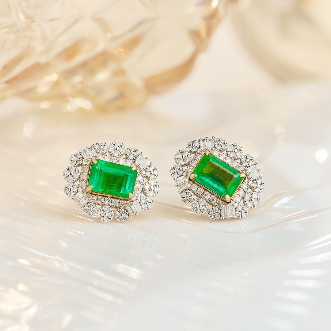 14k Gold 2.2 Ct Natural Emerald & Diamond Earrings: Ref:231001049 // gold content:14k gold // main gemstone:emerald // shape:octagonal // carat weight:2. 2ct // color:green // treatment:natural // // adjacent gemstone 2 : diamond // shape:multiply //