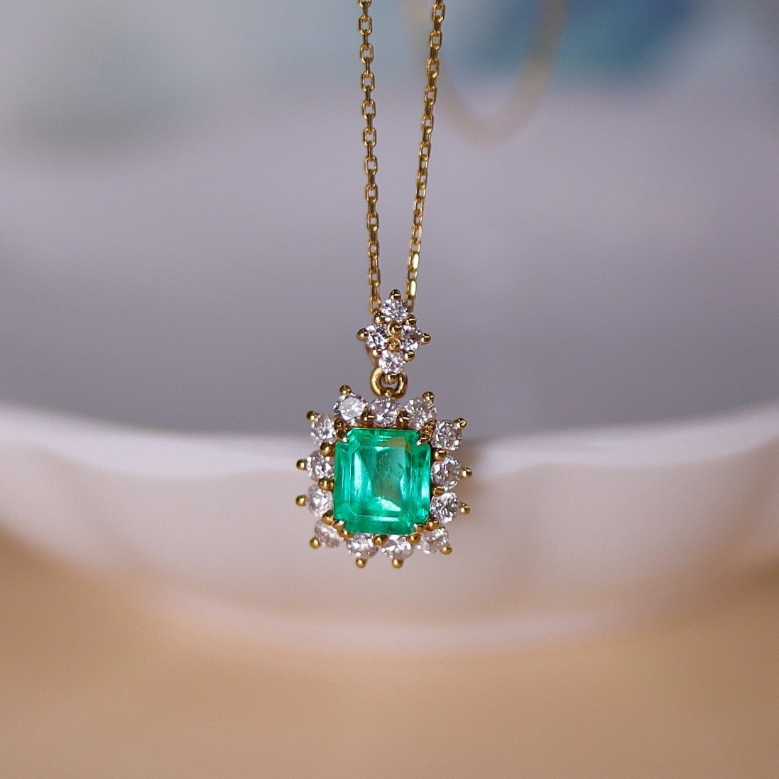 14k Gold 1.4 Ctw Natural Emerald & Diamond Necklace: Ref:231001051 // gold content:14k gold // main gemstone:emerald // shape:octagonal // carat weight:0. 9ct // color:h // treatment:natural // // adjacent gemstone 2 : diamond // shape:round // carat