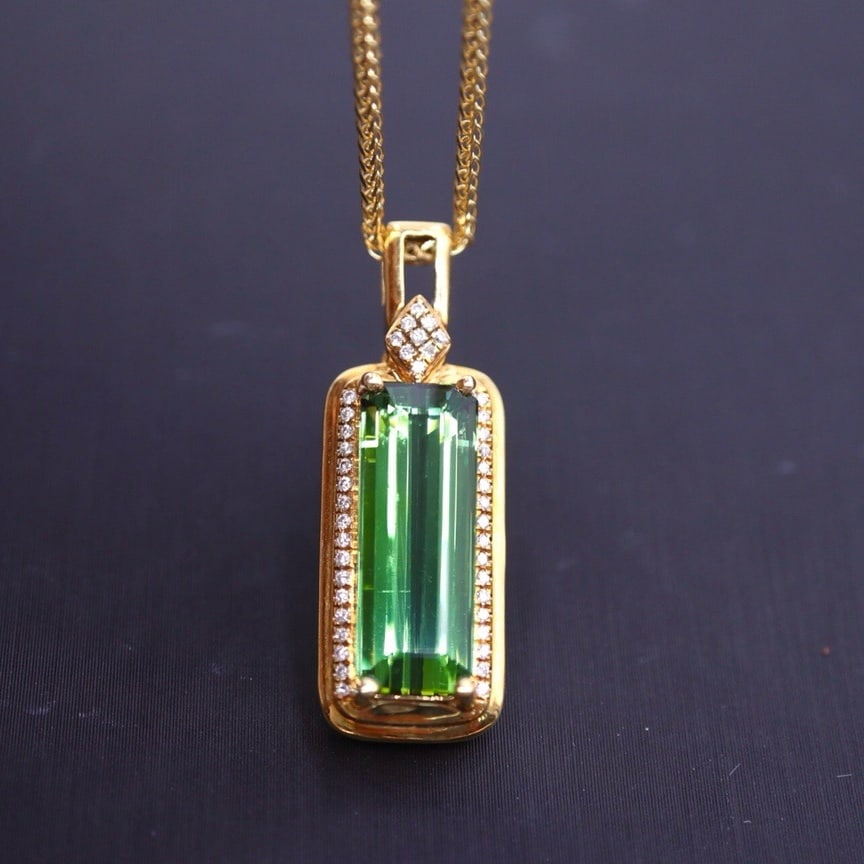 14k Gold 4.48 Ct Natural Tourmaline & Diamond Pendant( Without Chain ): Ref:231001052 // gold content:14k gold // main gemstone:tourmaline // shape:octagonal // carat weight:4. 48ct // color:green // treatment:natural // // adjacent gemstone 2 : diamond // number of