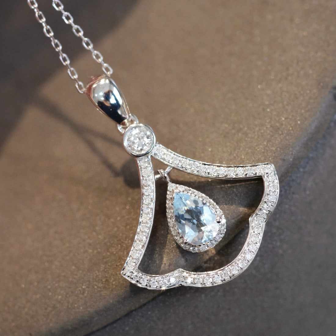 14k Gold 0.67 Ctw Natural Aquamarine & Diamond Pendant( Without Chain ): Ref:231001055 // gold content:14k gold // main gemstone:aquamarine // shape:pear // carat weight:0. 4ct // color:blue // treatment:natural // // adjacent gemstone 2 : diamond // shape:round // carat