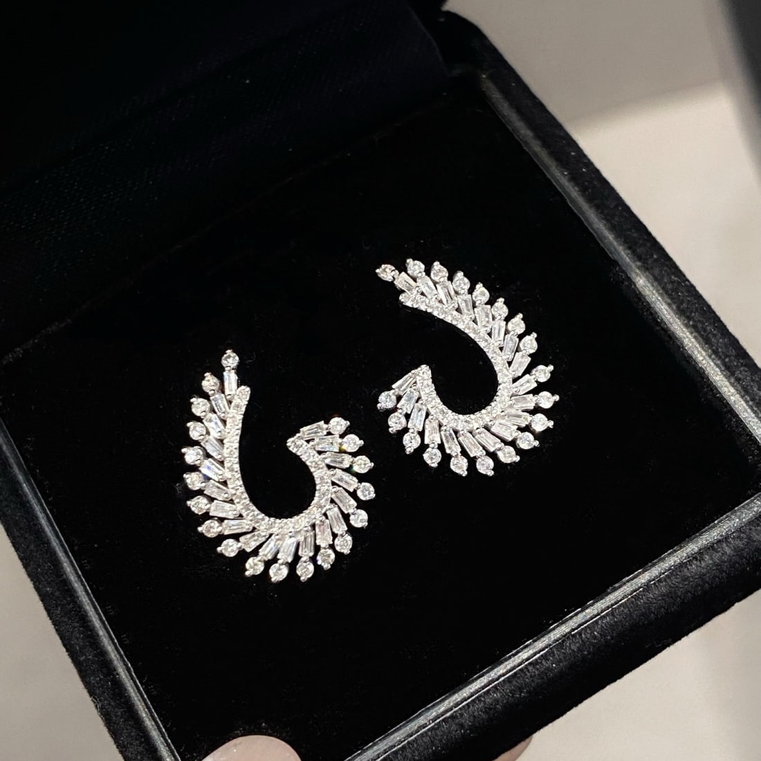 14k Gold 0.66 Ct Natural H Diamond Earrings: Ref:231001063 // gold content:14k gold // main gemstone:diamond // shape:multiply // carat weight:0. 66ct // clarity grade:vs-si // color:h // treatment:natural // Condition: New Low Estimate: