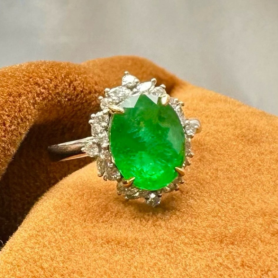 14k Gold 4.42 Ctw Natural Emerald & Diamond Ring: Ref:231001065 // gold content:14k gold // ring size:7. 25us // // main gemstone:emerald // shape:oval // carat weight:4. 01ct // color:green // treatment:natural // // adjacent gemstone 2 : diamond