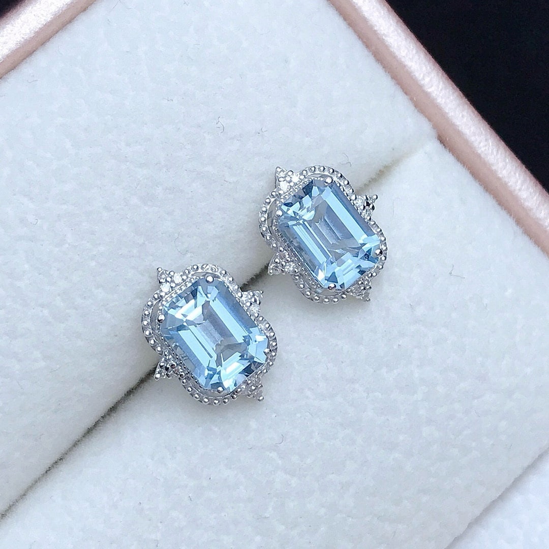 14k Gold 1.55 Ct Natural Aquamarine & Diamond Earrings: Ref:231001073 // gold content:14k gold // main gemstone:aquamarine // shape:octagonal // carat weight:1. 55ct // color:blue // treatment:natural // // adjacent gemstone 2 : diamond // number of