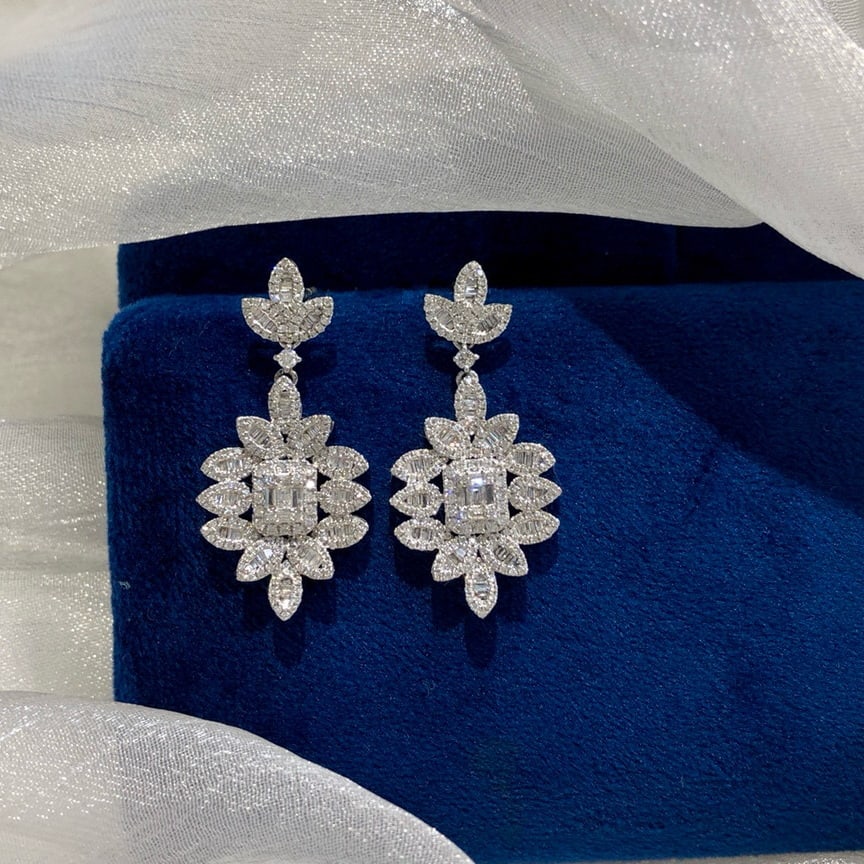 14k Gold 1.5 Ct Natural H Diamond Earrings: Ref:231001078 // gold content:14k gold // main gemstone:diamond // shape:multiply // carat weight:1. 5ct // clarity grade:vs-si // color:h // treatment:natural // Condition: New Low Estimate: 5300.00