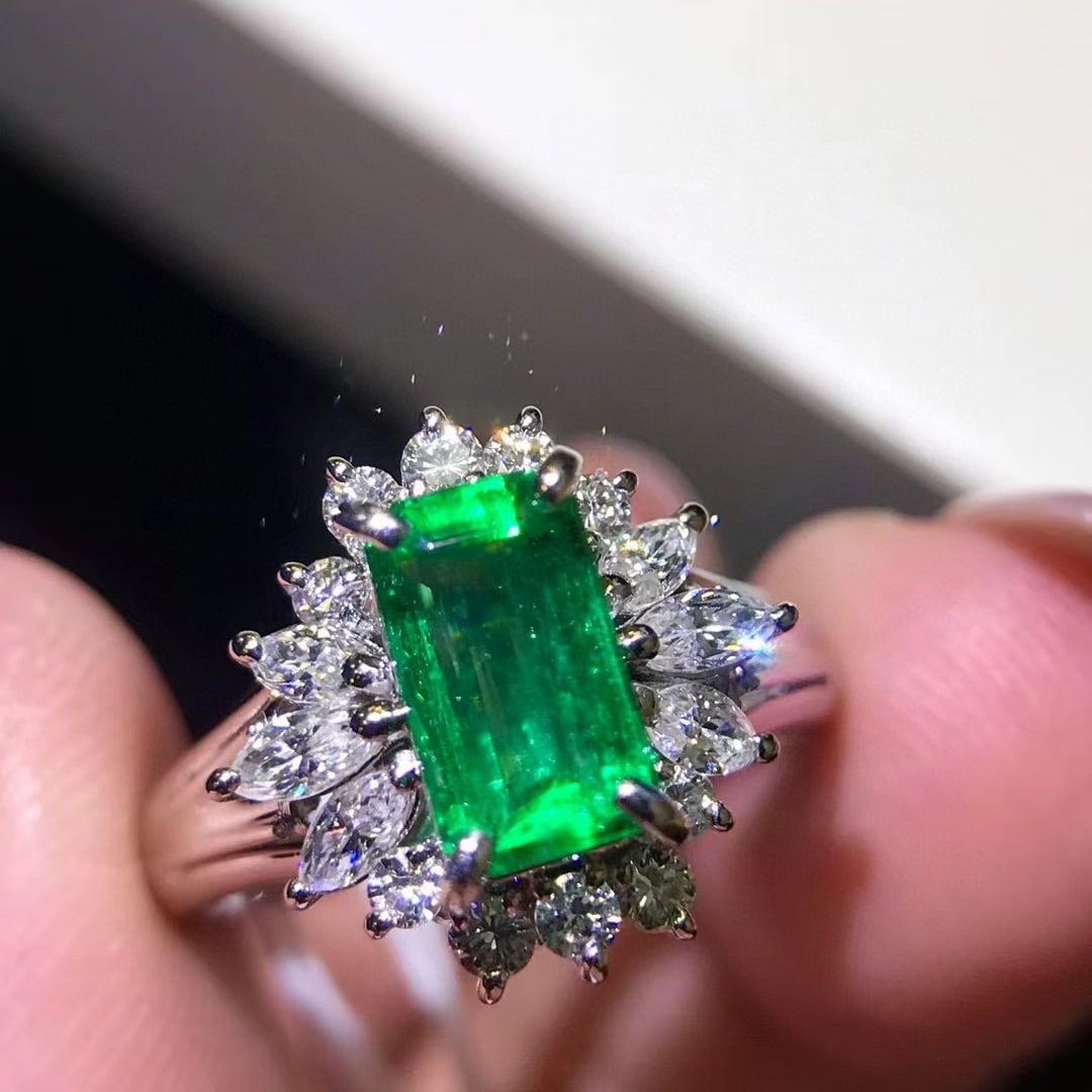 14k Gold 1.57 Ctw Natural Emerald & Diamond Ring: Ref:231001086 // gold content:14k gold // ring size:7. 25us // // main gemstone:emerald // shape:octagonal // carat weight:1. 04ct // color:green // treatment:natural // // adjacent gemstone 2 :