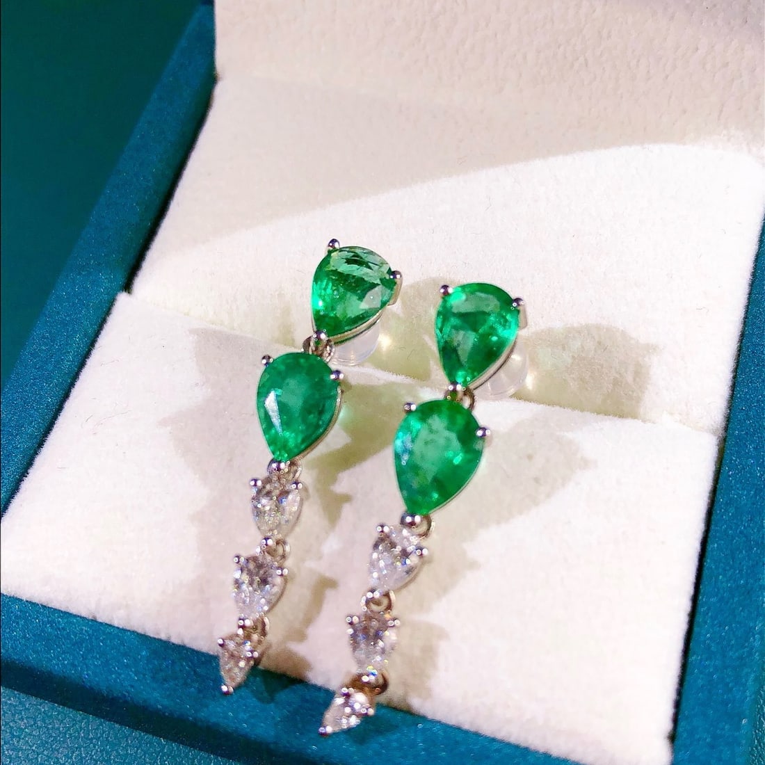 14k Gold 4.6 Ctw Natural Emerald & Diamond Earrings: Ref:231001088 // gold content:14k gold // main gemstone:emerald // shape:pear // carat weight:3. 7ct // color:green // treatment:natural // // adjacent gemstone 2 : diamond // shape:pear // carat weig