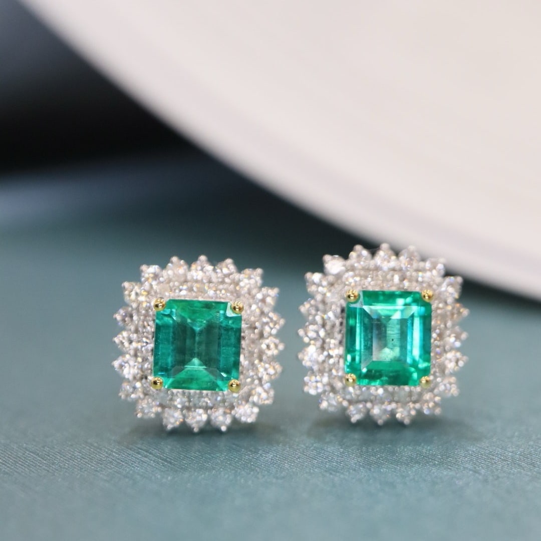 14k Gold 2.96 Ctw Natural Emerald & Diamond Earrings: Ref:231001090 // gold content:14k gold // main gemstone:emerald // shape:octagonal // carat weight:2. 5ct // color:green // treatment:natural // // adjacent gemstone 2 : diamond // shape:round //