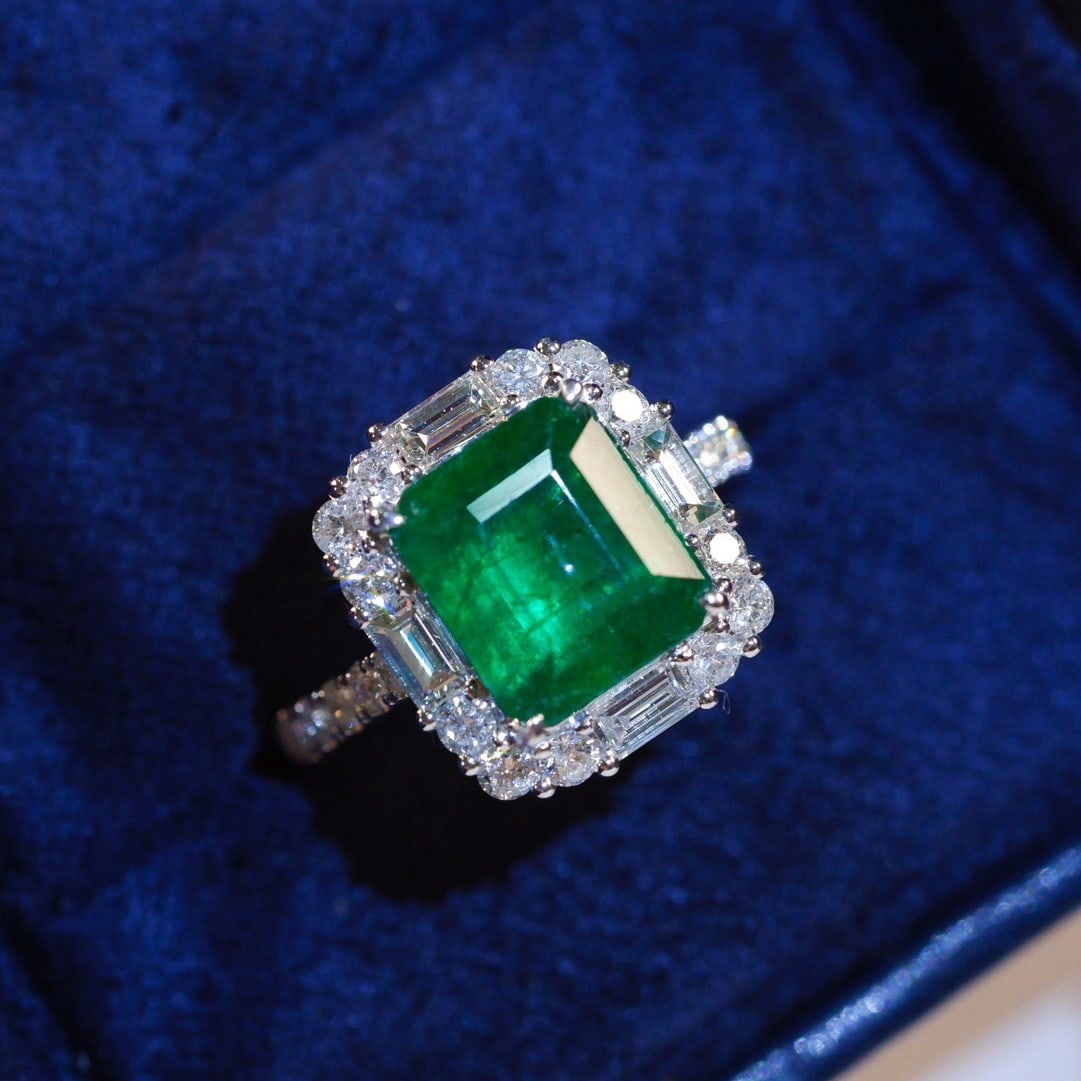 14k Gold 4.12 Ctw Natural Emerald & Diamond Ring: Ref:231001102 // gold content:14k gold // ring size:7. 25us // // main gemstone:emerald // shape:octagonal // carat weight:3. 21ct // color:green // treatment:natural // // adjacent gemstone 2 : diamo