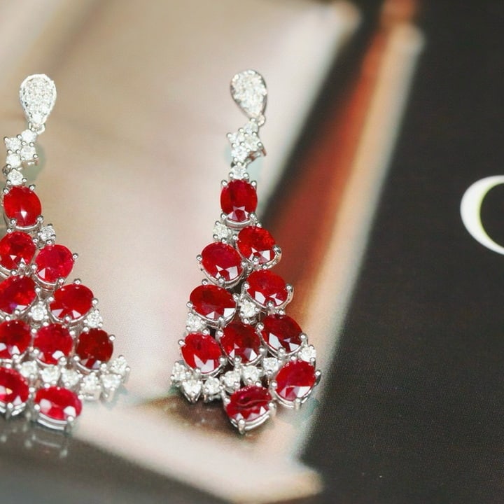 14k Gold 5.84 Ct Natural Ruby & Diamond Earrings: Ref:231001109 // gold content:14k gold // main gemstone:ruby // shape:oval // carat weight:5. 84ct // color:red // treatment:natural // // adjacent gemstone 2 : diamond // shape:round // clarity grade