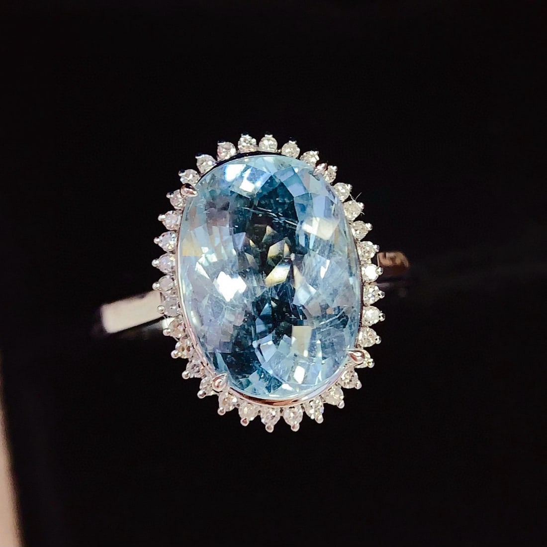 14k Gold 5.22 Ct Natural Aquamarine & Diamond Ring: Ref:231001115 // gold content:14k gold // ring size:7. 25us // // main gemstone:aquamarine // shape:oval // carat weight:5. 22ct // color:blue // treatment:natural // // adjacent gemstone 2 : diamond 