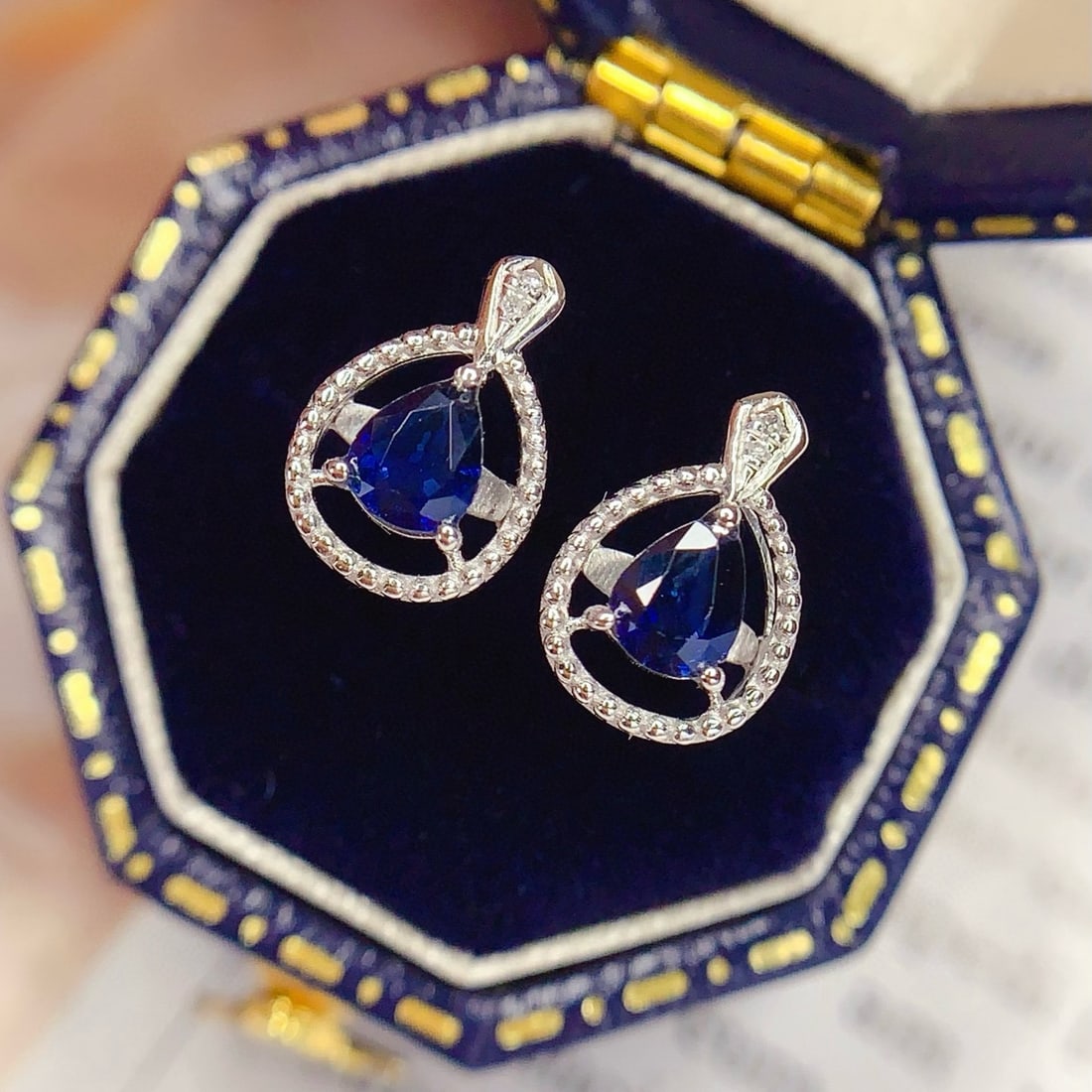 14k Gold 0.70 Ct Natural Sapphire & Diamond Earrings: Ref:231001119 // gold content:14k gold // main gemstone:sapphire // shape:pear // carat weight:0. 70ct // color:blue // treatment:natural // // adjacent gemstone 2 : diamond // number of stones:4 //