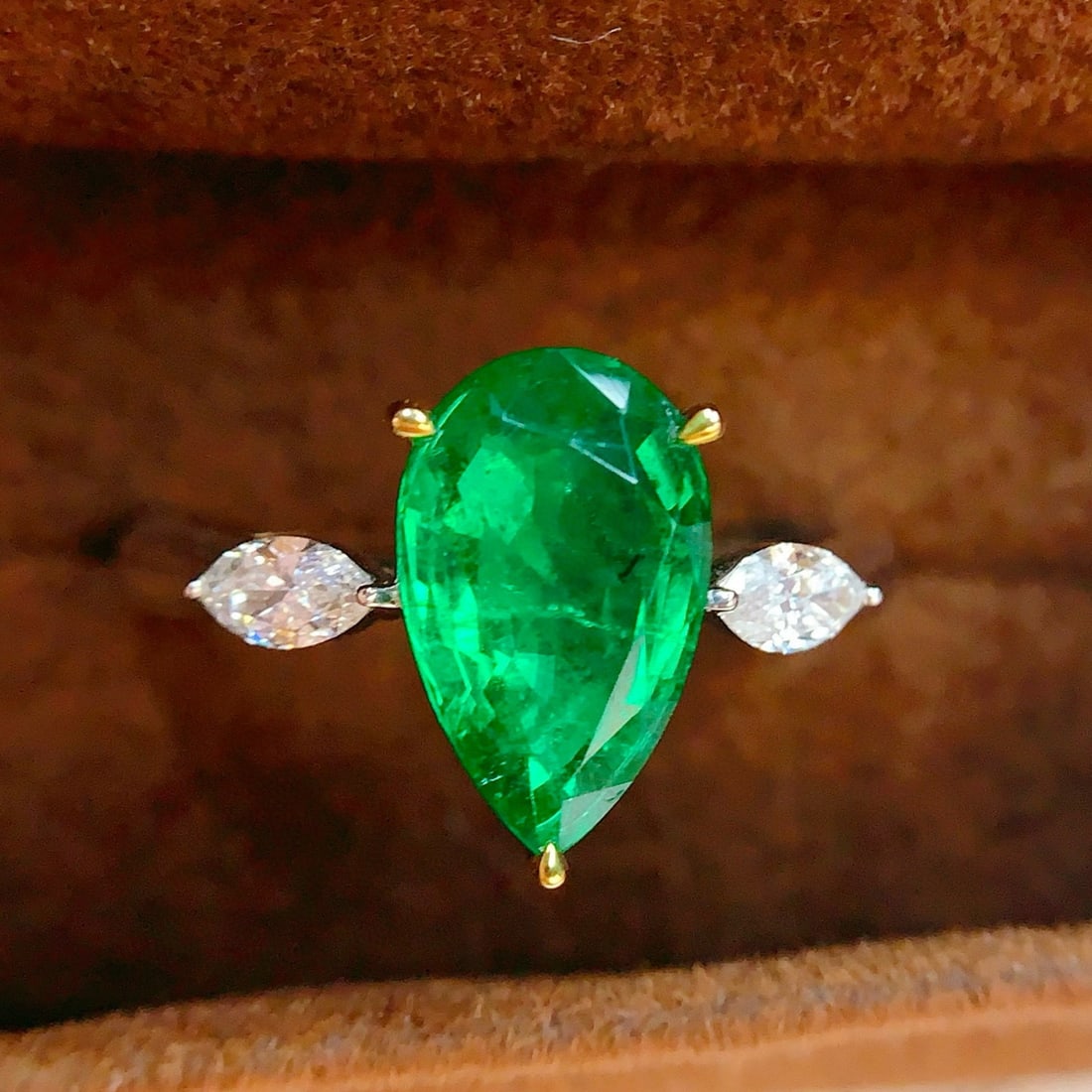 14k Gold 2.78 Ct Natural Emerald & Diamond Ring: Ref:231001121 // gold content:14k gold // ring size:7. 25us // // main gemstone:emerald // shape:pear // carat weight:2. 78ct // color:green // treatment:natural // // adjacent gemstone 2 : diamond