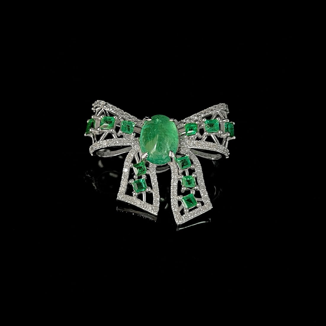 14k Gold 1.81 Ctw Natural Emerald & Diamond Pendant( Without Chain ): Ref:231001126 // gold content:14k gold // main gemstone:emerald // shape:multiply // carat weight:1. 51ct // color:green // treatment:natural // // adjacent gemstone 2 : diamond // shape:round //