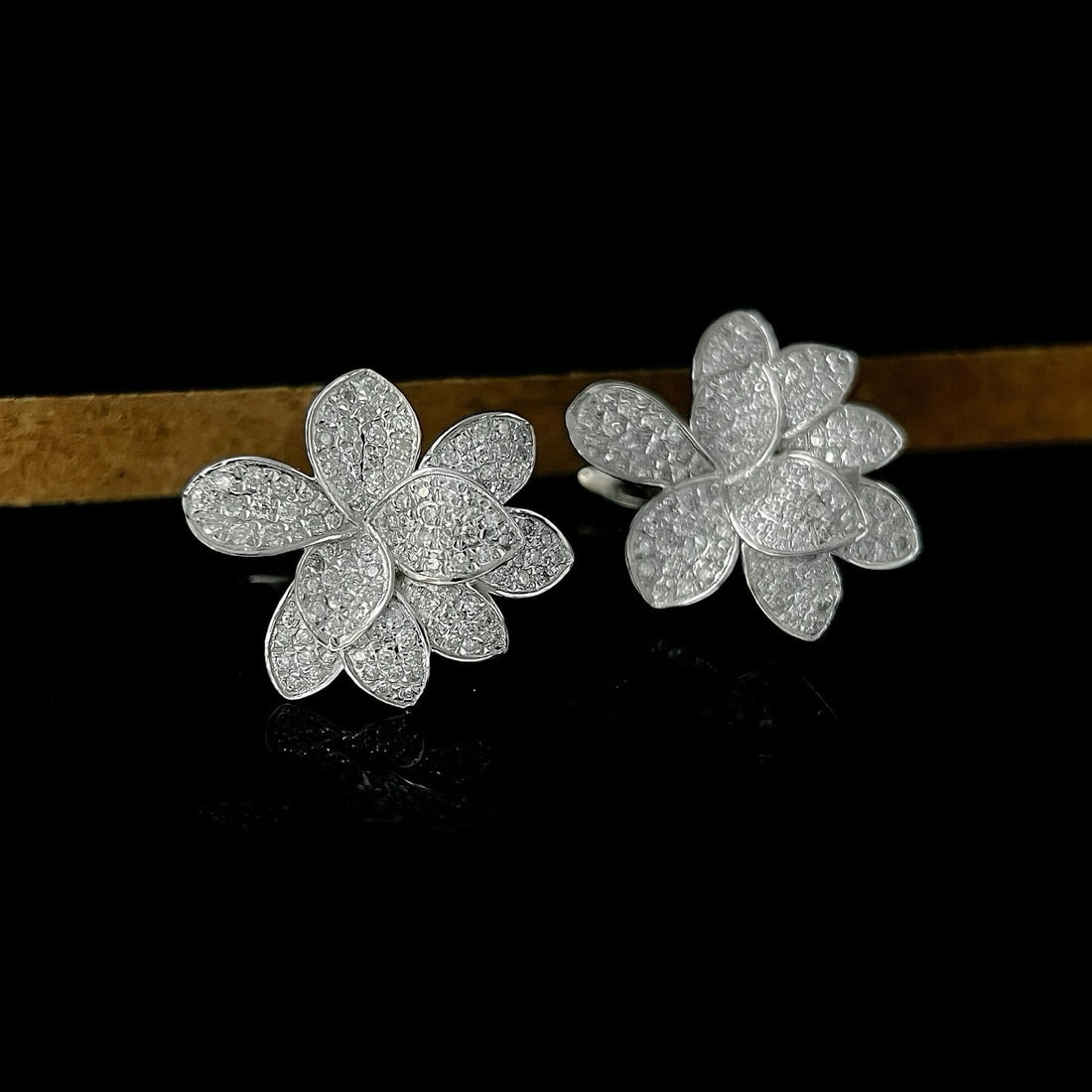 14k Gold 0.8 Ct Natural H Diamond Earrings: Ref:231001127 // gold content:14k gold // main gemstone:diamond // shape:round // carat weight:0. 8ct // clarity grade:vs-si // color:h // treatment:natural // cut grade:g // Condition: New Low