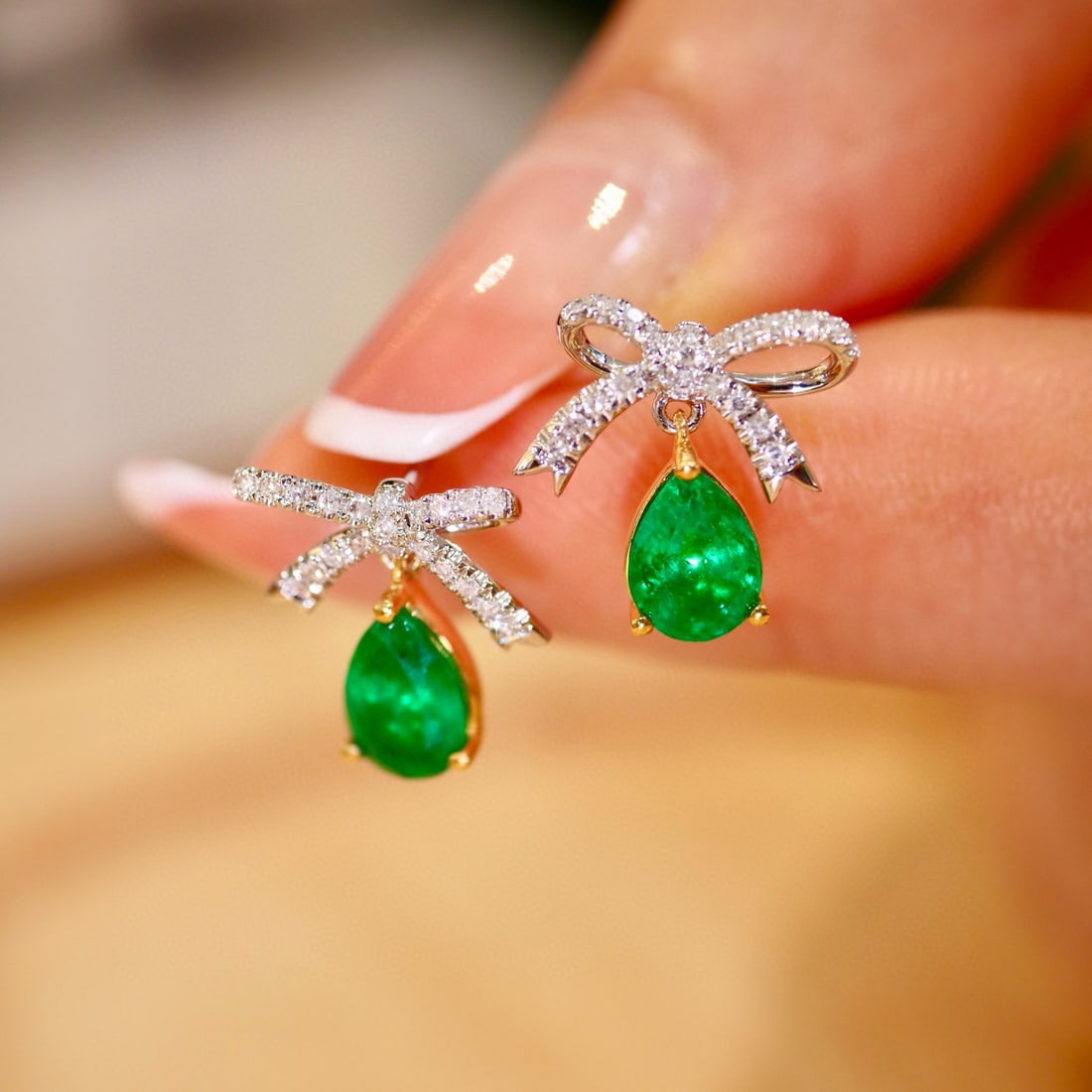 14k Gold 1.58 Ctw Natural Emerald & Diamond Earrings: Ref:231001128 // gold content:14k gold // main gemstone:emerald // shape:pear // carat weight:1. 4ct // color:green // treatment:natural // // adjacent gemstone 2 : diamond // shape:round // carat