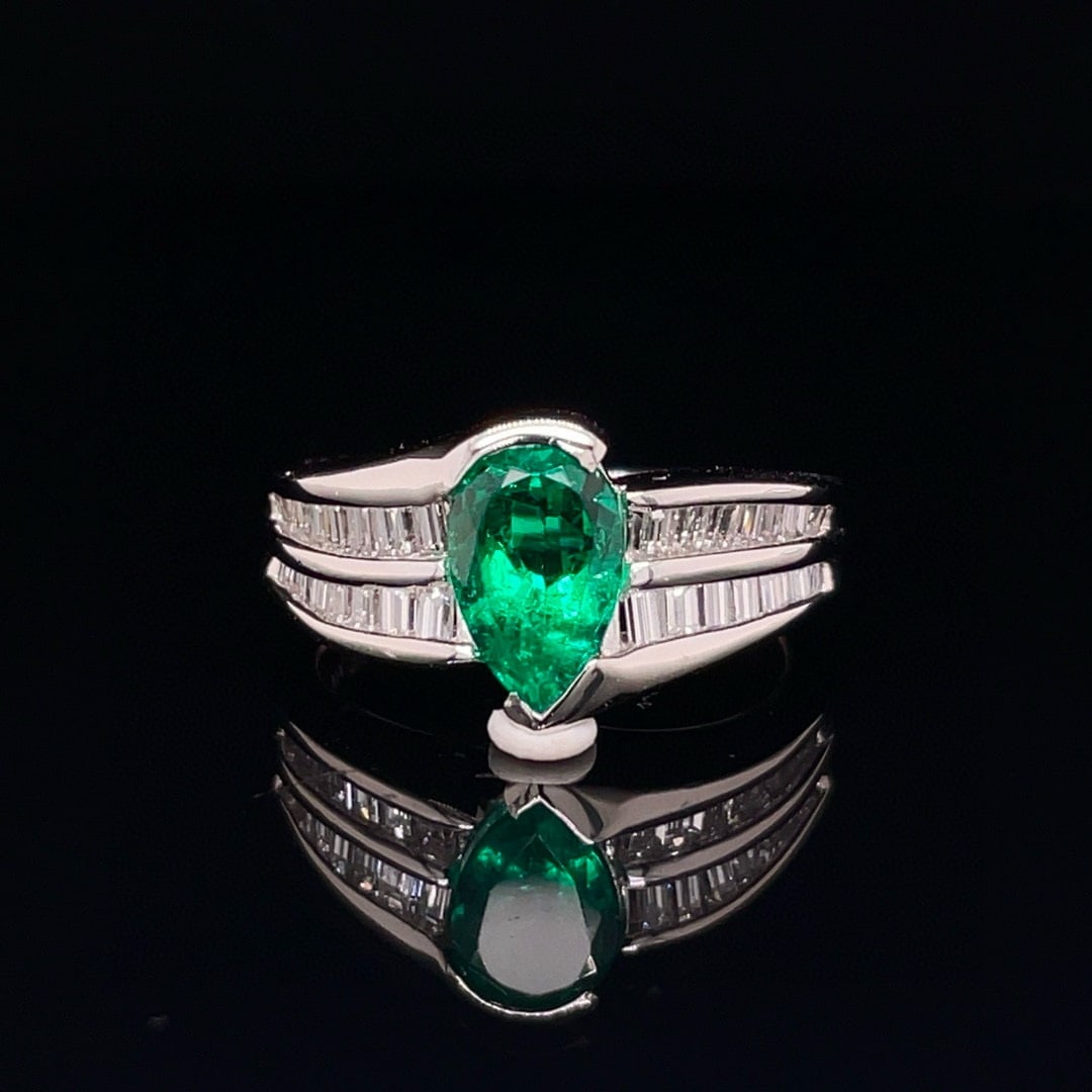 14k Gold 1.90 Ctw Natural Emerald & Diamond Ring: Ref:231001135 // gold content:14k gold // ring size:7. 25us // // main gemstone:emerald // shape:pear // carat weight:1. 15ct // color:green // treatment:natural // // adjacent gemstone 2 : diamond