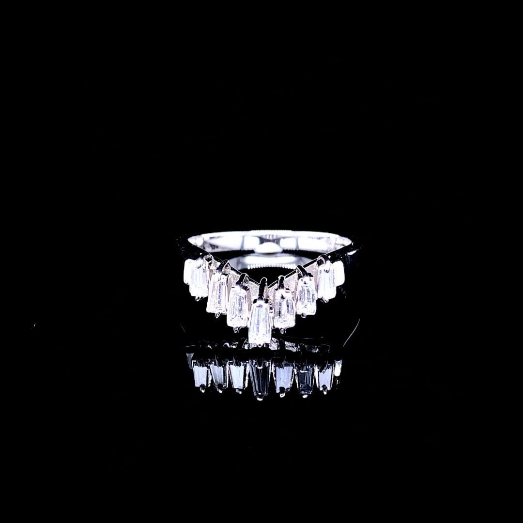 14k Gold 0.41 Ct Natural H Diamond Ring: Ref:231001138 // gold content:14k gold // ring size:7. 25us // // main gemstone:diamond // shape:baguette // carat weight:0. 41ct // clarity grade:vs-si // color:h // treatment:natural // Condition: