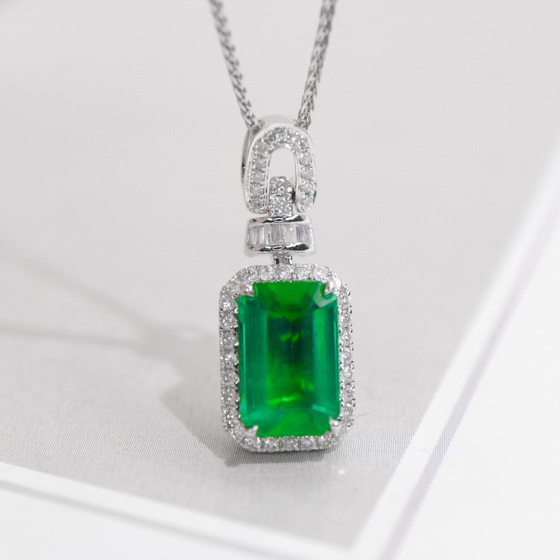 14k Gold 1.72 Ctw Natural Emerald & Diamond Pendant( Without Chain ): Ref:231001139 // gold content:14k gold // main gemstone:emerald // shape:octagonal // carat weight:1. 5ct // color:green // treatment:natural // // adjacent gemstone 2 : diamond // shape:round // cara