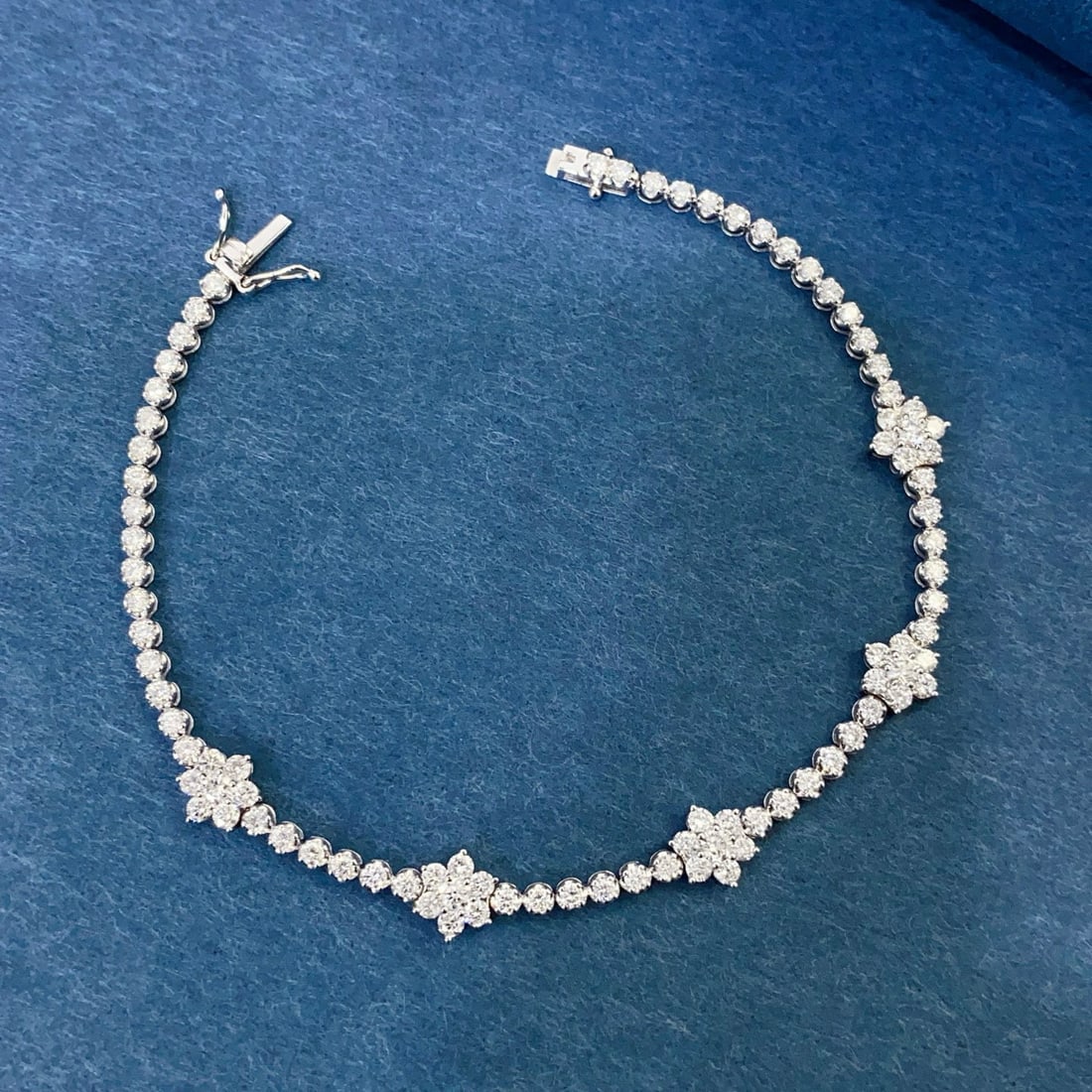 14k Gold 2.7 Ct Natural H Diamond Bracelet: Ref:231001153 // gold content:14k gold // main gemstone:diamond // shape:round // carat weight:2. 7ct // clarity grade:vs-si // color:h // treatment:natural // cut grade:g // Condition: New Low