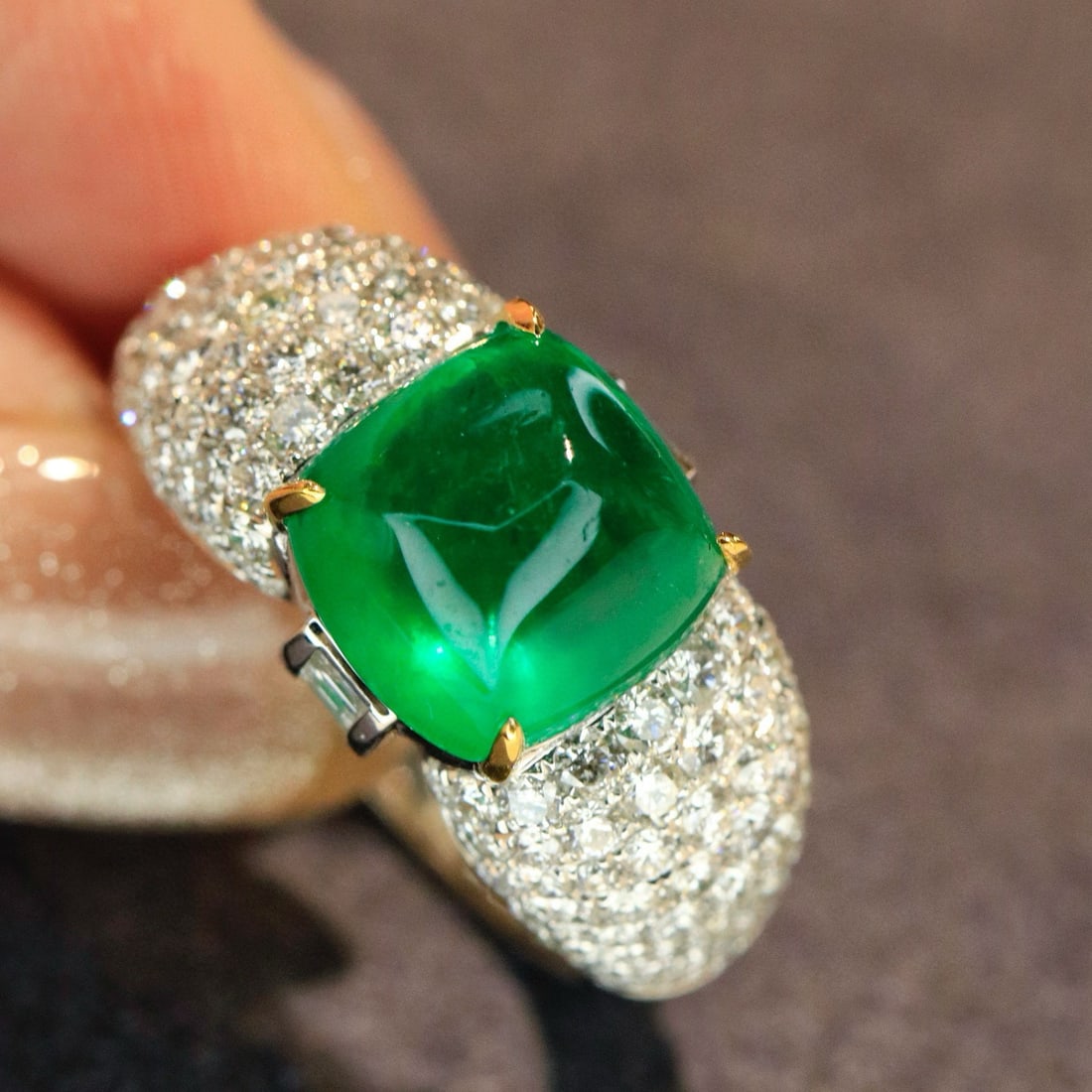14k Gold 5.78 Ctw Natural Emerald & Diamond Ring: Ref:231001157 // gold content:14k gold // ring size:8us // // main gemstone:emerald // shape:suger-loaf // carat weight:4. 16ct // color:green // treatment:natural // // adjacent gemstone 2 : diamond 