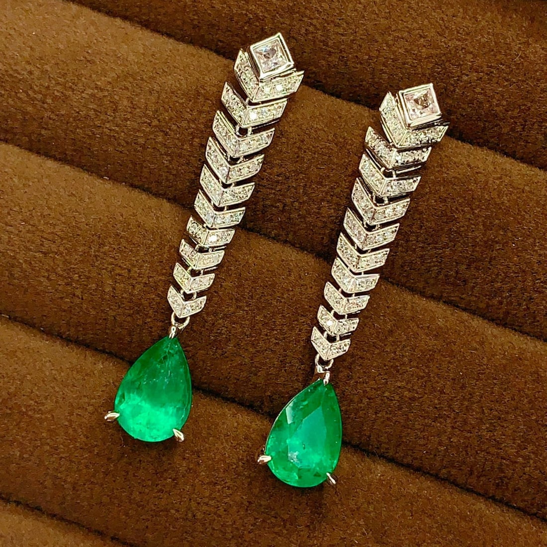 14k Gold 3.56 Ct Natural Emerald & Diamond Earrings: Ref:231001162 // gold content:14k gold // main gemstone:emerald // shape:pear // carat weight:3. 56ct // color:green // treatment:natural // // adjacent gemstone 2 : diamond // number of stones:104