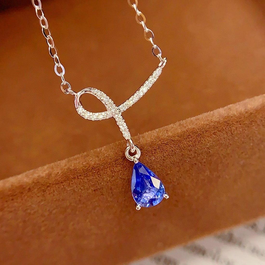 14k Gold 0.70 Ct Natural Sapphire & Diamond Necklace: Ref:231001163 // gold content:14k gold // main gemstone:sapphire // shape:pear // carat weight:0. 70ct // color:blue // treatment:natural // // adjacent gemstone 2 : diamond // number of stones:22 //