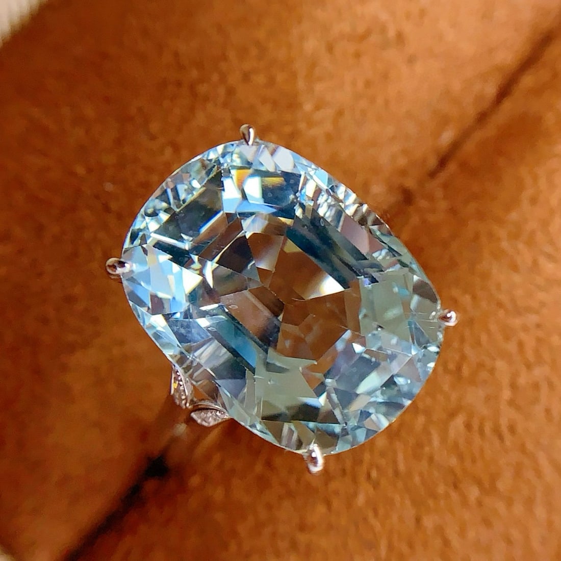 14k Gold 13.86 Ct Natural Aquamarine & Diamond Ring: Ref:231001166 // gold content:14k gold // ring size:7. 25us // // main gemstone:aquamarine // shape:cushion // carat weight:13. 86ct // color:blue // treatment:natural // // adjacent gemstone 2 :