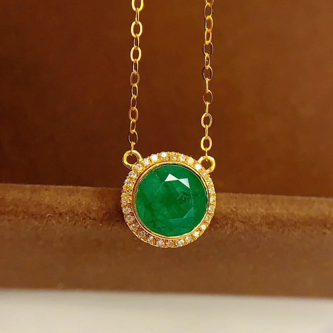 14k Gold 1.50 Ct Natural Emerald & Diamond Necklace: Ref:231001167 // gold content:14k gold // main gemstone:emerald // shape:round // carat weight:1. 50ct // color:green // treatment:natural // cut grade:g // // adjacent gemstone 2 : diamond // number