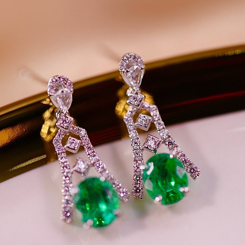 14k Gold 1.52 Ctw Natural Emerald & Diamond Earrings: Ref:231001182 // gold content:14k gold // main gemstone:emerald // shape:oval // carat weight:1. 19ct // color:green // treatment:natural // // adjacent gemstone 2 : diamond // shape:multiply //