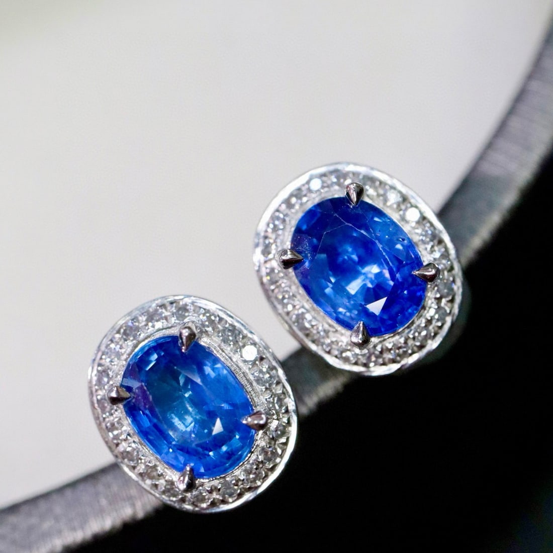 14k Gold 1.91 Ctw Natural Sapphire & Diamond Earrings: Ref:231001183 // gold content:14k gold // main gemstone:sapphire // shape:oval // carat weight:1. 75ct // color:blue // treatment:natural // // adjacent gemstone 2 : diamond // shape:round // carat