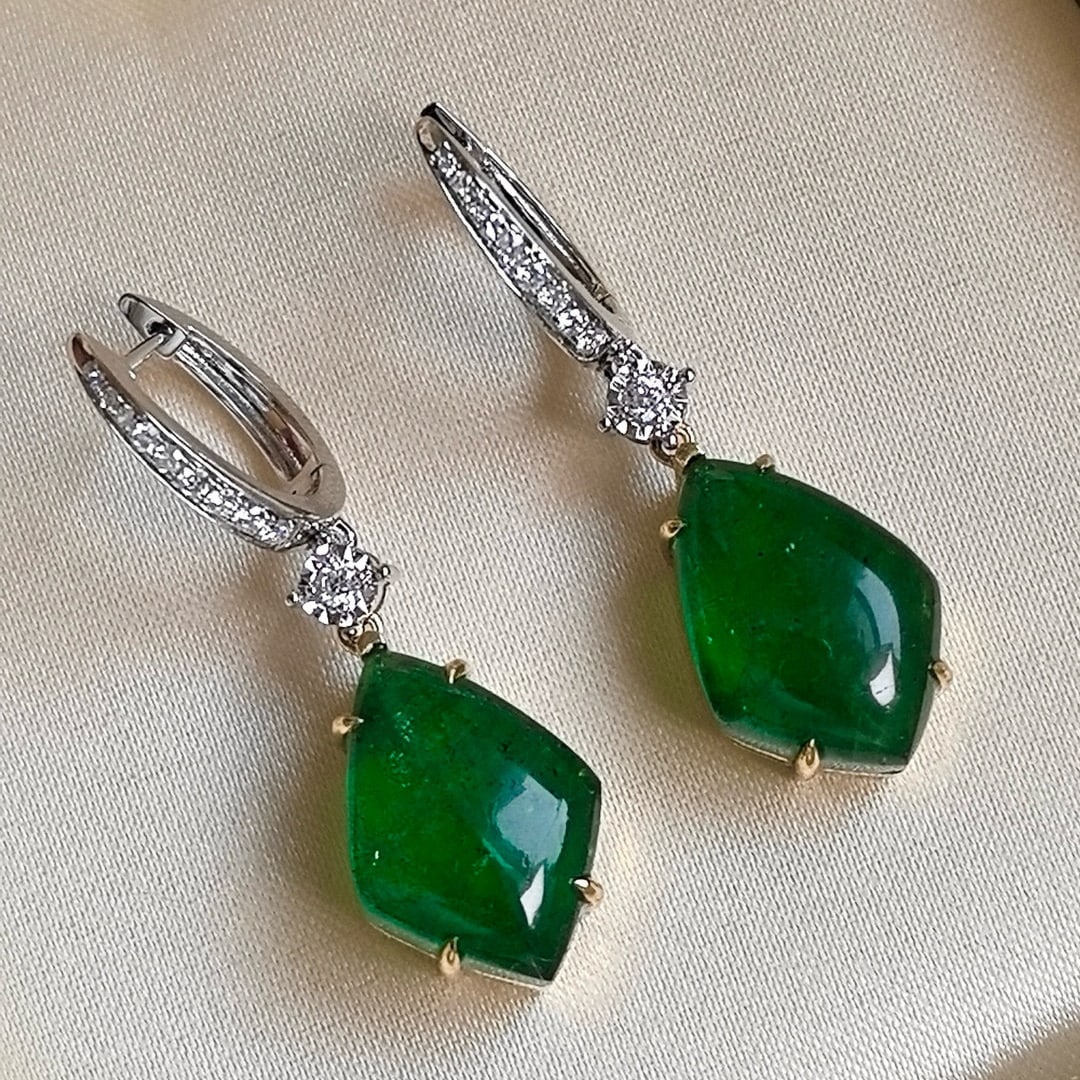 14k Gold 17.12 Ctw Natural Emerald & Diamond Earrings: Ref:231001186 // gold content:14k gold // main gemstone:emerald // shape:rhombic // carat weight:16. 92ct // color:green // treatment:natural // // adjacent gemstone 2 : diamond // shape:round //