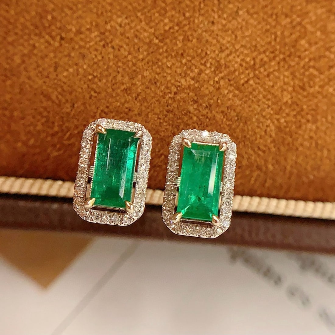 14k Gold 1.00 Ct Natural Emerald & Diamond Earrings: Ref:231001192 // gold content:14k gold // main gemstone:emerald // shape:octagonal // carat weight:1. 00ct // color:green // treatment:natural // // adjacent gemstone 2 : diamond // number of