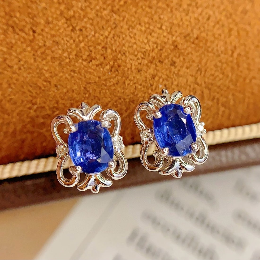 14k Gold 1.1 Ct Natural Sapphire & Diamond Earrings: Ref:231001198 // gold content:14k gold // main gemstone:sapphire // shape:oval // carat weight:1. 1ct // color:blue // treatment:natural // // adjacent gemstone 2 : diamond // number of stones:4 //