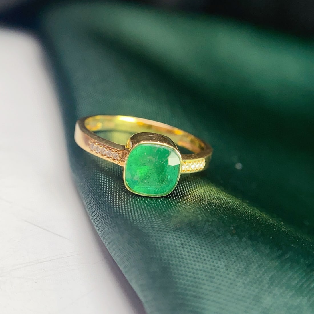14k Gold 1.45 Ct Natural Emerald & Diamond Ring: Ref:231001200 // gold content:14k gold // ring size:7. 25us // // main gemstone:emerald // shape:cushion // carat weight:1. 45ct // color:green // treatment:natural // // adjacent gemstone 2 : diamond
