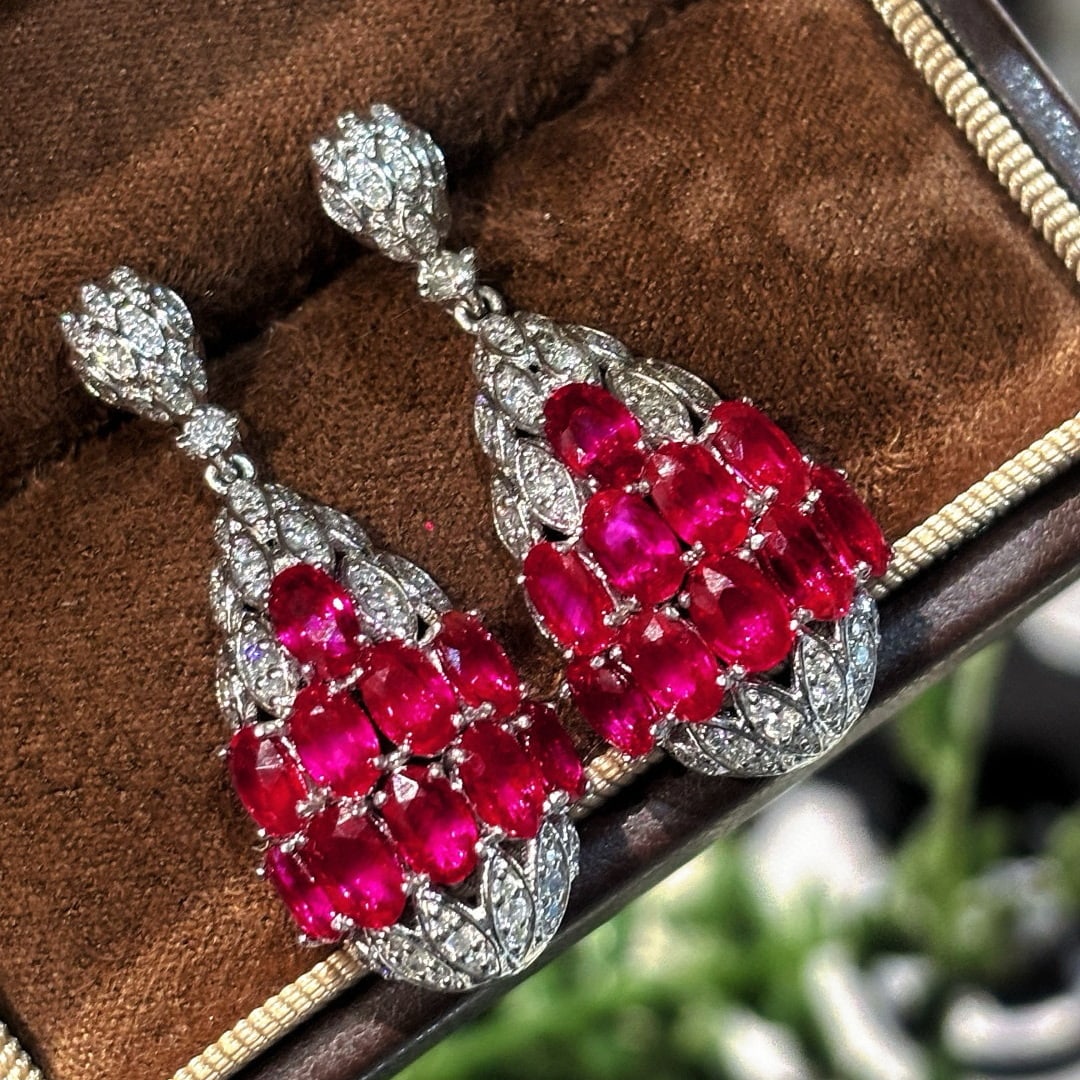 14k Gold 6.58 Ct Natural Ruby & Diamond Earrings: Ref:231001204 // gold content:14k gold // main gemstone:ruby // shape:oval // carat weight:6. 58ct // color:red // treatment:natural // // adjacent gemstone 2 : diamond // shape:round // clarity