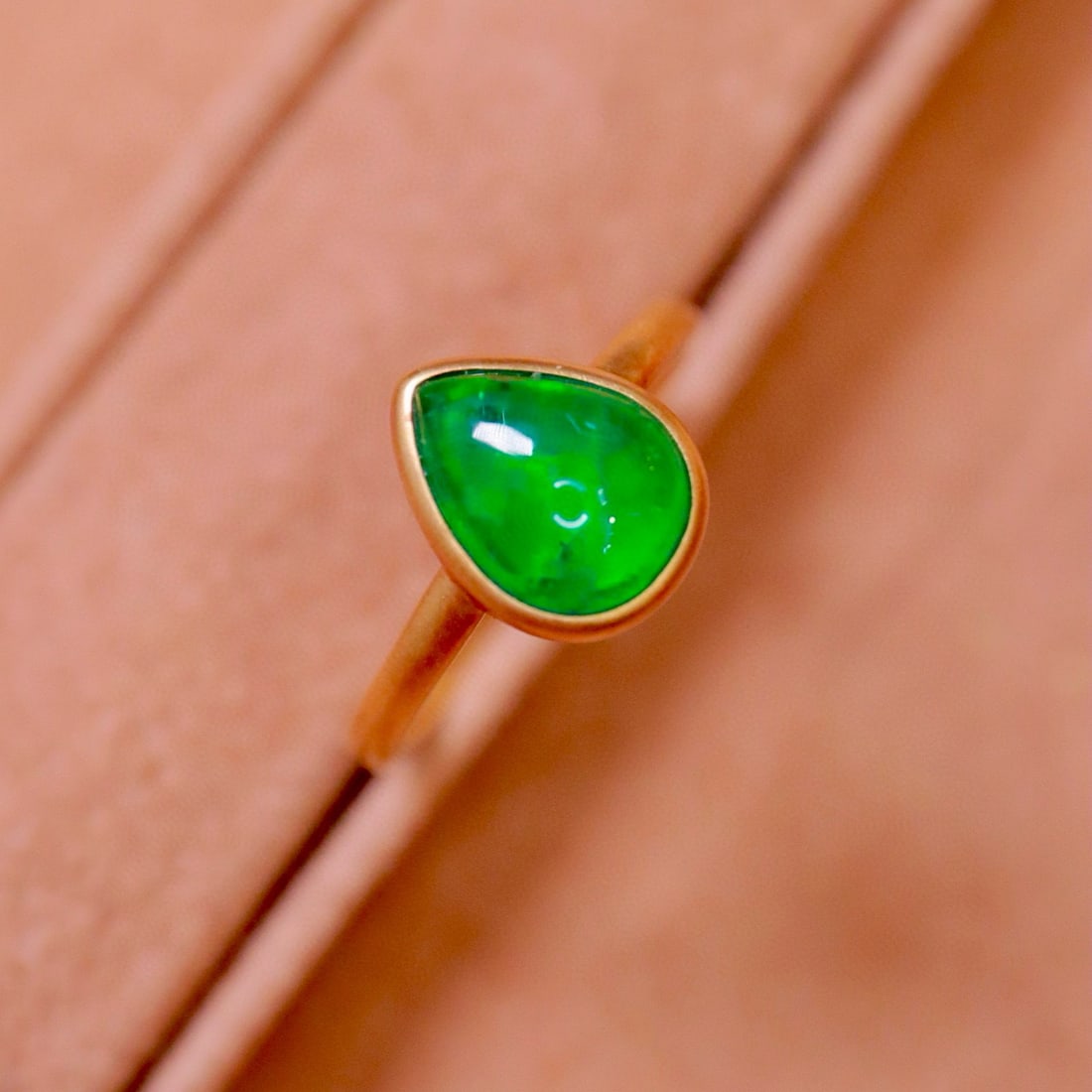 14k Gold 1.73 Ct Natural Emerald Ring: Ref:231001208 // gold content:14k gold // ring size:7. 25us // // main gemstone:emerald // shape:pear // carat weight:1. 73ct // color:green // treatment:natural // Condition: New Low Estimate: 10000.