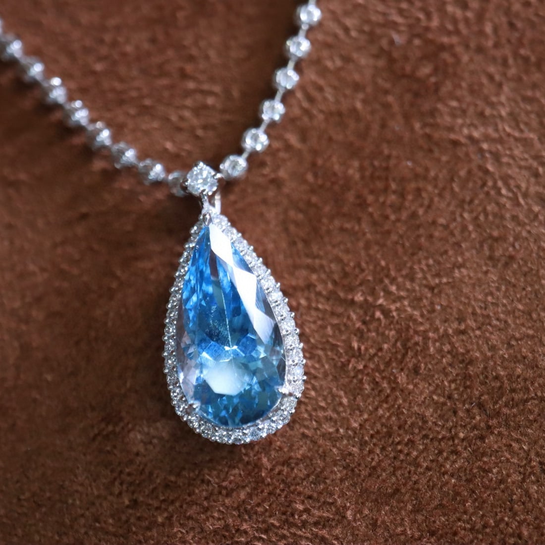 14k Gold 2.21 Ct Natural Aquamarine & Diamond Pendant( Without Chain ): Ref:231001209 // gold content:14k gold // main gemstone:aquamarine // shape:pear // carat weight:2. 21ct // color:blue // treatment:natural // // adjacent gemstone 2 : diamond // shape:round //