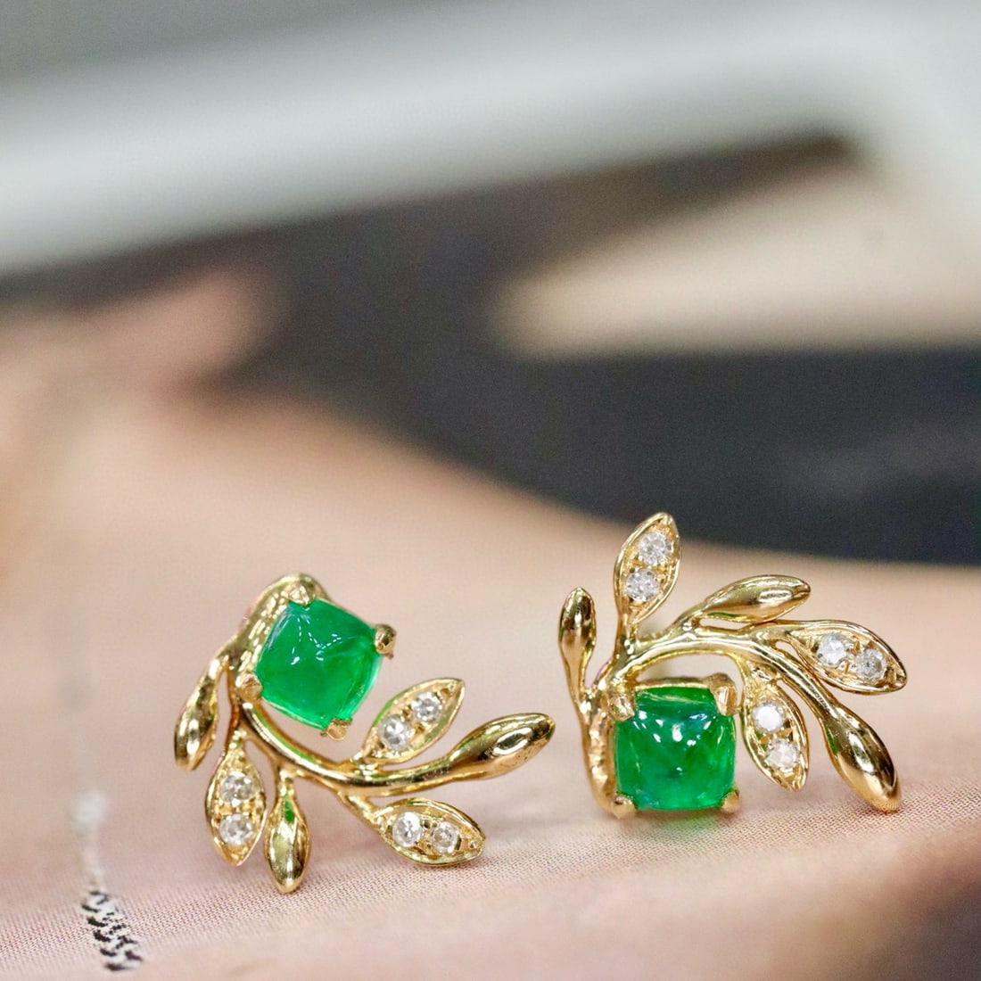14k Gold 0.40 Ctw Natural Emerald & Diamond Earrings - 6