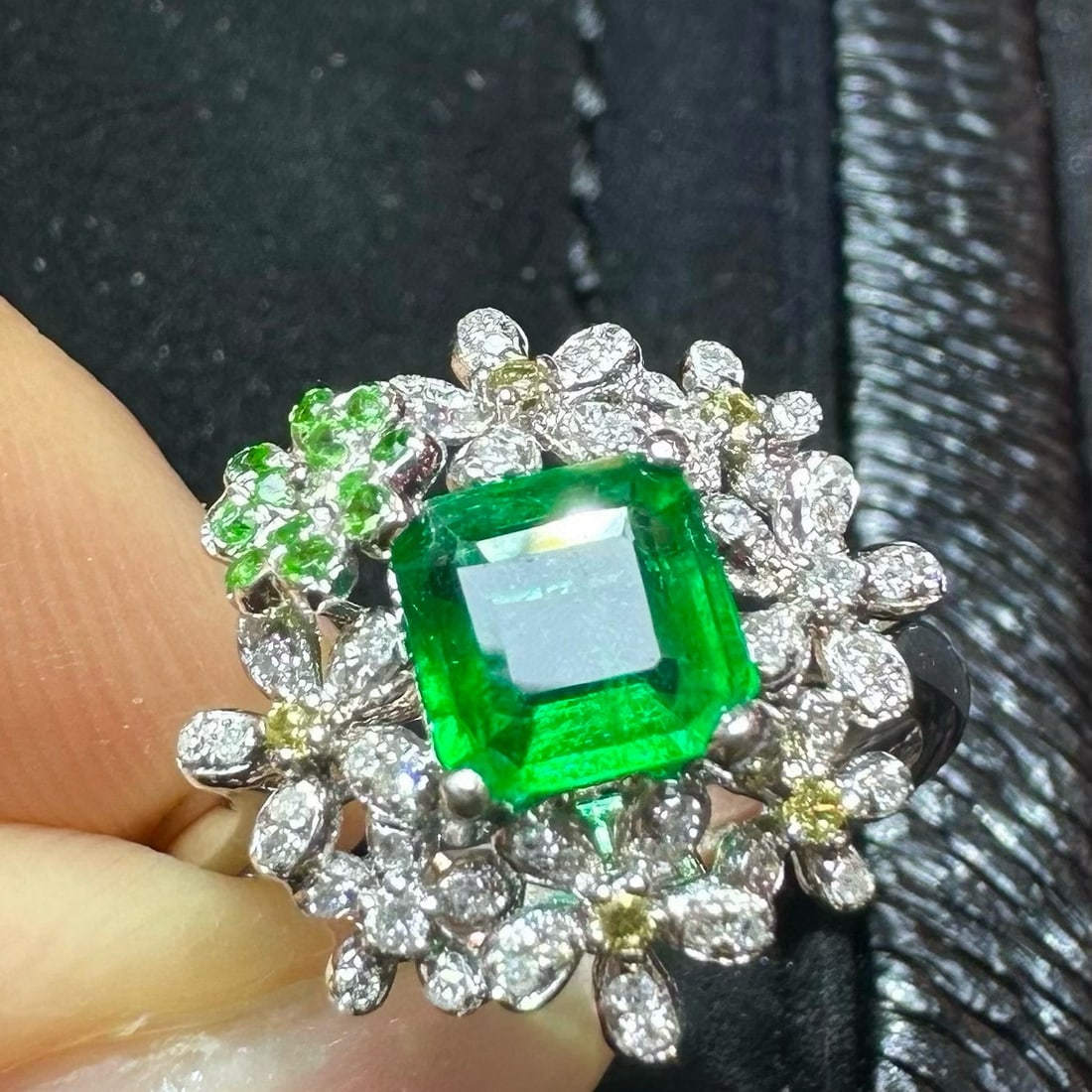 14k Gold 0.96 Ctw Natural Emerald & Diamond Ring - 2