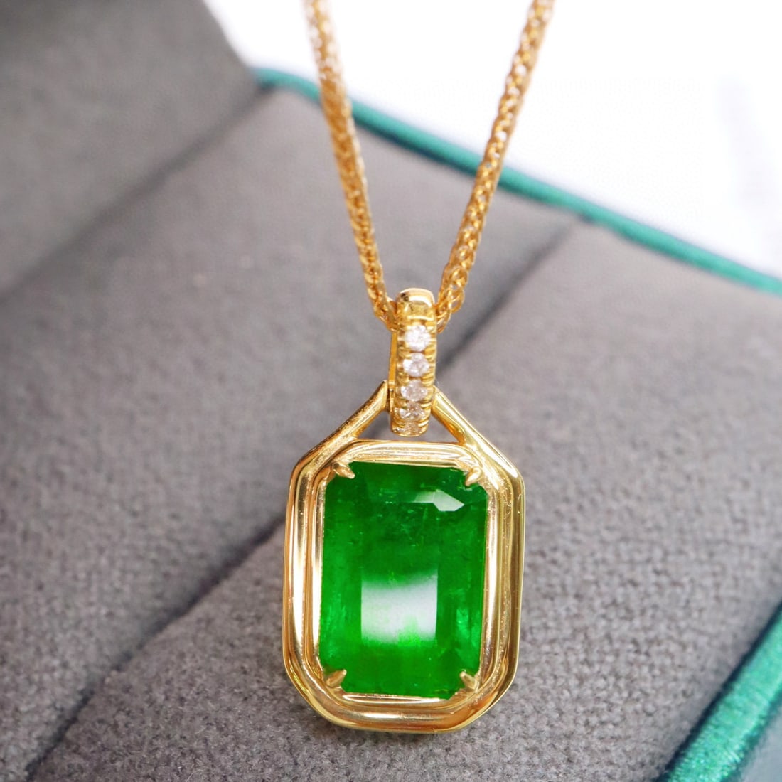 14k Gold 1.9 Ct Natural Emerald & Diamond Pendant( Without Chain ): Ref:231001221 // gold content:14k gold // main gemstone:emerald // shape:octagonal // carat weight:1. 9ct // color:green // treatment:natural // // adjacent gemstone 2 : diamond // shape:round //