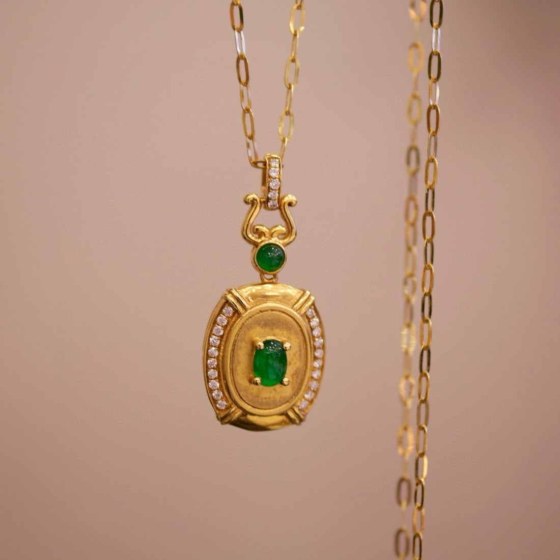 14k Gold 0.45 Ctw Natural Emerald & Diamond Necklace: Ref:231001224 // gold content:14k gold // main gemstone:emerald // shape:oval & round // carat weight:0. 35ct // color:green // treatment:natural // // adjacent gemstone 2 : diamond // shape:round //
