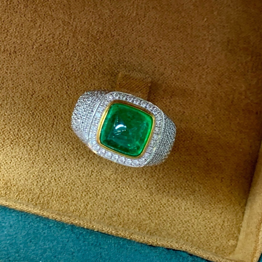 14k Gold 3.7 Ct Natural Emerald & Diamond Ring: Ref:231001229 // gold content:14k gold // ring size:8us // // main gemstone:emerald // shape:suger-loaf // carat weight:3. 7ct // color:green // treatment:natural // // adjacent gemstone 2 : diamond