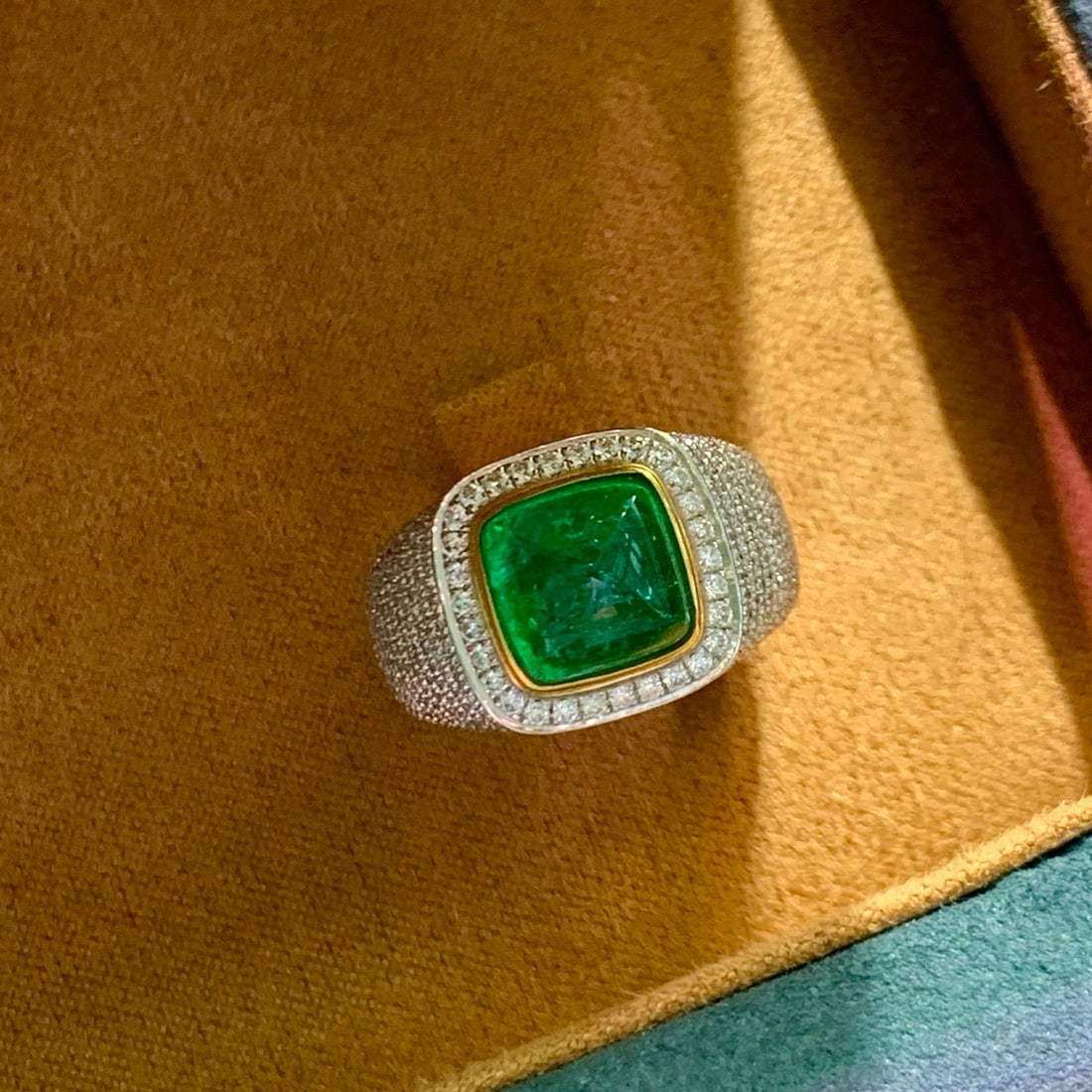 14k Gold 3.7 Ct Natural Emerald & Diamond Ring - 6