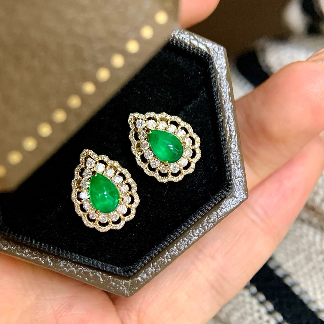 14k Gold 1.82 Ctw Natural Emerald & Diamond Earrings: Ref:231001230 // gold content:14k gold // main gemstone:emerald // shape:pear // carat weight:1. 25ct // color:green // treatment:natural // // adjacent gemstone 2 : diamond // shape:round // carat