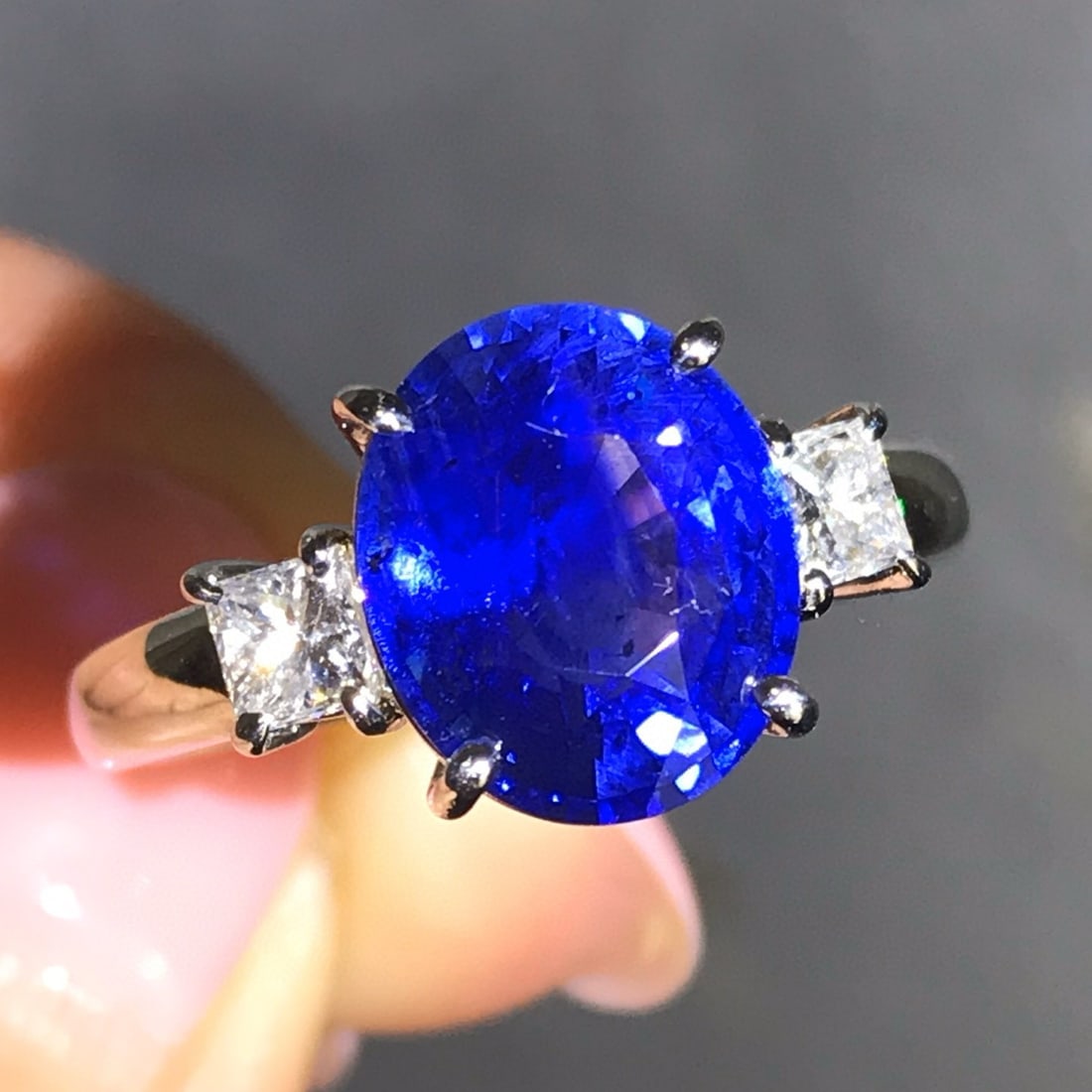 14k Gold 4.72 Ctw Natural Sapphire & Diamond Ring: Ref:231001240 // gold content:14k gold // ring size:7. 25us // // main gemstone:sapphire // shape:oval // carat weight:4. 25ct // color:royal blue // treatment:natural // // adjacent gemstone 2 :