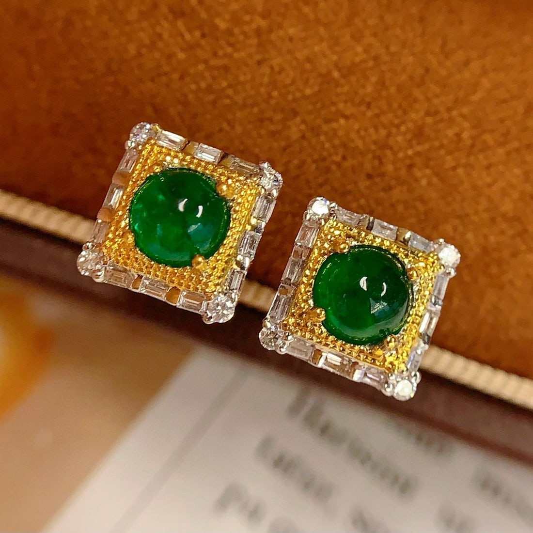 14k Gold 1.4 Ct Natural Emerald & Diamond Earrings: Ref:231001241 // gold content:14k gold // main gemstone:emerald // shape:round // carat weight:1. 4ct // color:green // treatment:natural // // adjacent gemstone 2 : diamond // number of stones:32 //
