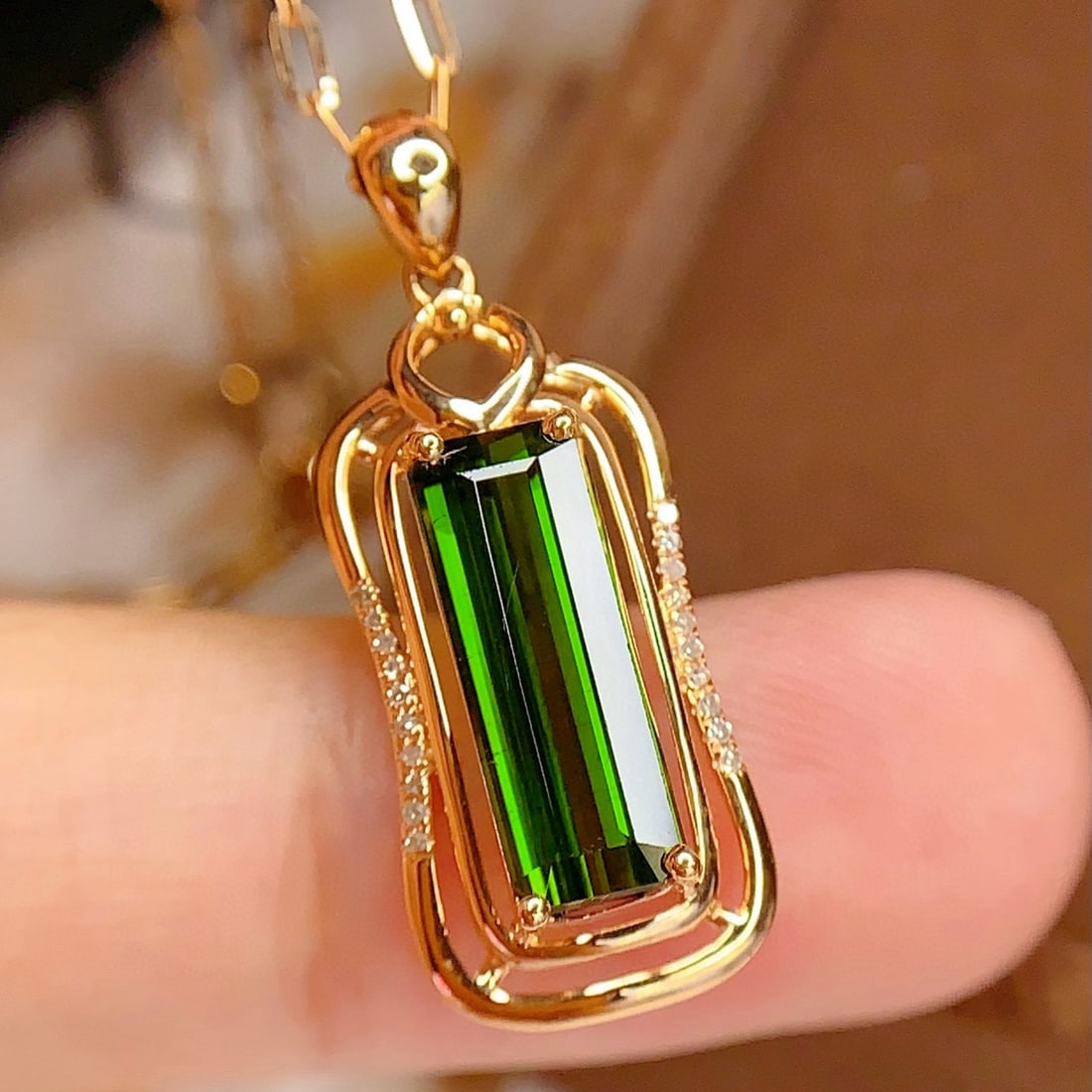 14k Gold 3.02 Ct Natural Tourmaline & Diamond Pendant( Without Chain ): Ref:231001243 // gold content:14k gold // main gemstone:tourmaline // shape:octagonal // carat weight:3. 02ct // color:green // treatment:natural // // adjacent gemstone 2 : diamond // number of