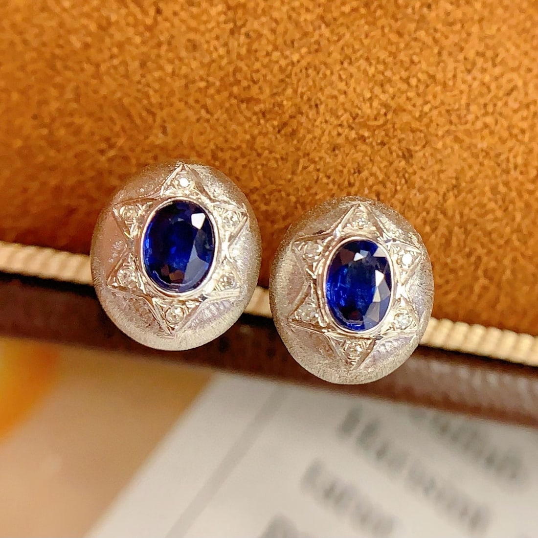 14k Gold 0.6 Ct Natural Sapphire & Diamond Earrings: Ref:231001244 // gold content:14k gold // main gemstone:sapphire // shape:oval // carat weight:0. 6ct // color:blue // treatment:natural // // adjacent gemstone 2 : diamond // number of stones:12 //