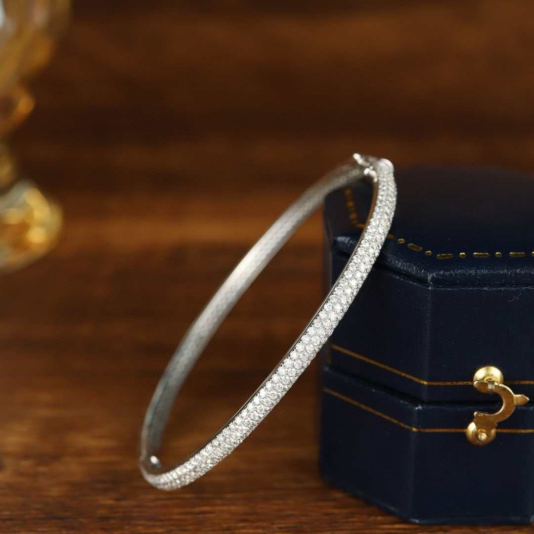 14k Gold 3.5 Ct Natural H Diamond Bangle: Ref:231001250 // gold content:14k gold // main gemstone:diamond // shape:round // carat weight:3. 5ct // clarity grade:vs-si // color:h // treatment:natural // cut grade:g // Condition: New Low