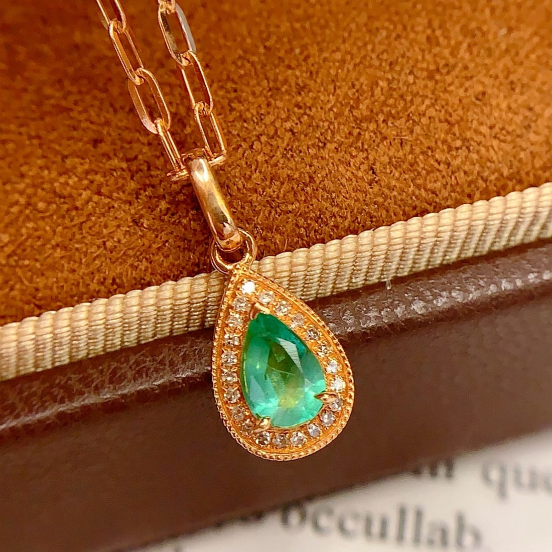 14k Gold 0.4 Ct Natural Emerald & Diamond Pendant( Without Chain ): Ref:231001256 // gold content:14k gold // main gemstone:emerald // shape:pear // carat weight:0. 4ct // color:green // treatment:natural // // adjacent gemstone 2 : diamond // number of stones:22 // s